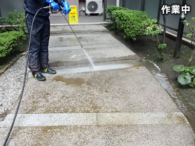 石材メンテナンス作業中
